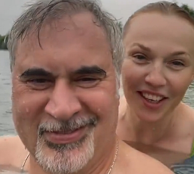 Молоді батьки Меладзе і Джанабаєва насолодилися мокрим відпочинком. ВІДЕО