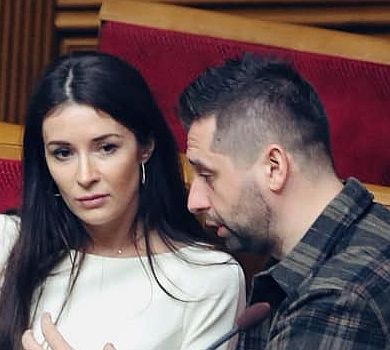 Та помацай вже: мережу насмішило фото Арахамії з рукою на грудях колеги