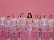 Кульки, блискітки та світлові мечі: Огнєвіч представила бузковий кліп