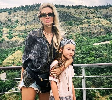 Лобода в мінішортах знялася з обома доньками. ФОТО 