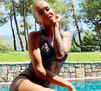 Мокра Крук в купальнику й сіточці вигнулася коло басейну