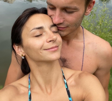 Жити сьогодні і зараз: Гвоздьова в купальнику пригорнулася до чоловіка на риболовлі