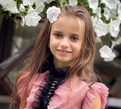 9 років тримаєш нас у тонусі: Ребрик зачарувала ФОТО своєї доньки-копії