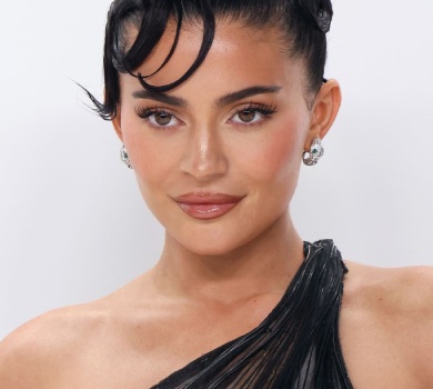 Кайлі Дженнер оголила плечі та стегно у гламурній сукні з 1990-х. ФОТО