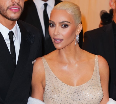 Схуднення не помогло: Кардашян зіпсувала легендарну сукню Мерилін Монро. ФОТО