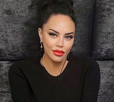 Байрак у Еміратах попозувала з подружкою в бікіні