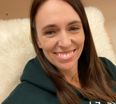 Давай нарешті одружимося: прем'єрка Нової Зеландії подала у відставку і публічно звернулася до коханого