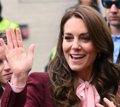 Костюм бургунді та знайома блузка: стильний вихід Міддлтон у Бостоні