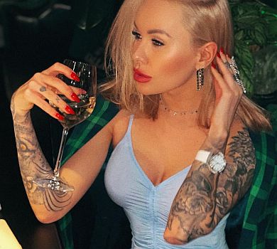 Морозюк впихнула себе та подружку в міні-сукні власного дизайну. ФОТО