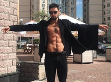 Закоханий Козловський напівголим вилетів на вулицю й осідлав синього коня. ФОТО