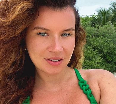 Дружина Монатіка знову посвітила тілом в купальнику на мальдівському пляжі 