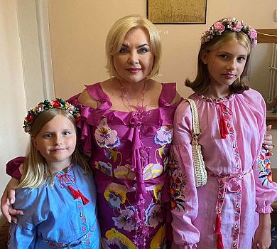 Депутатка Білозір похвалилася дебютом доньок на сцені з зірковою бабусею