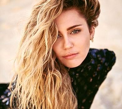 Квір-людина Майлі Сайрус на природі показала голі циці крізь сітку. ФОТО