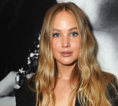 Лоуренс під час рідкісного виходу в люди посвітила бюстом у сміливому вирізі