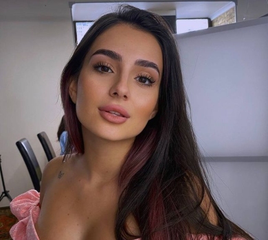 Трінчер голяка показалася в джакузі