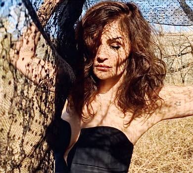 Працює з дому: 51-річна Крістенсен у купальниках та мереживі влаштувала сексі-фотосесію