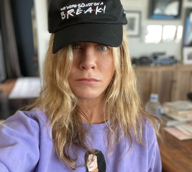 Девід Швіммер потроллив Еністон голим фото під душем