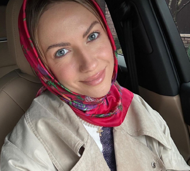 Мокра Нікітюк у хустці показала, як із неї пожартував священник