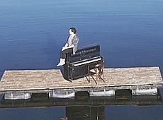 Шуров показав Лучшее, что есть, граючи на піаніно серед води. ВІДЕО