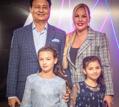 Уболівала як скажена: Камалія підтримала 8-річних доньок на змаганнях в Лондоні