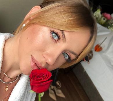 Попа с квіточками: Нікітюк показала свій заміський вікенд у купальнику