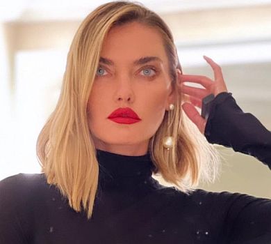 Байкова у спортзалі вразила карколомними позами на голові. ВІДЕО