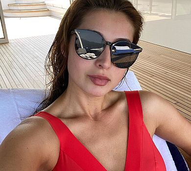 Ярославська з голими ногами притулилася до чоловіка на яхті в Туреччині  