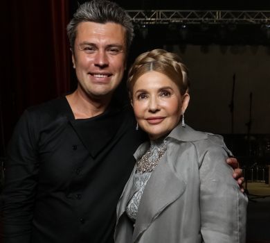 Тимошенко вигуляла косу та чоловіка на концерт піаніста Хмари з оркестром ЗСУ