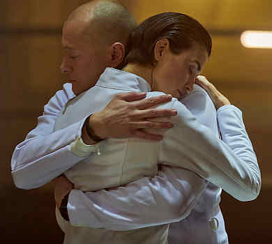 Поцілунки під душем та битва на шпагах: Гоцій з Хливнюком зіграли коханців у новому кліпі Бумбоксу