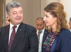 Марина Порошенко в Канаді вигуляла сині нігті й квіти на грудях