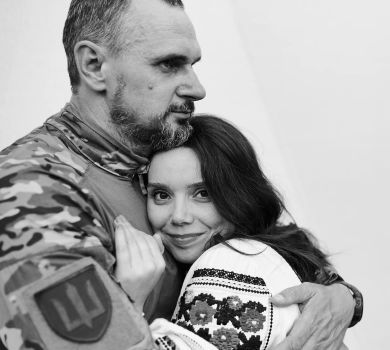 Не вмію розповідати любовні історії: Сенцов зізнався, де познайомився з дружиною 