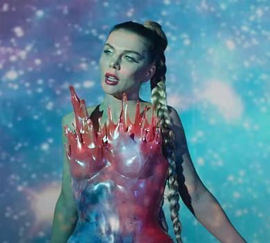 Седокова з цицями в золоті знялася на тлі Гаррі і Меган. ВІДЕО