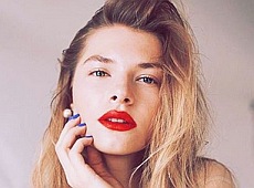 Дружина-модель депутата-роллс-ройса навчає фітнесу у мережі