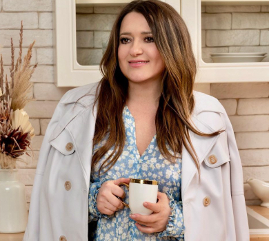 Усміхнена Могилевська у легкій сукні та пальтечку вигуляла улюбленця на природі. ФОТО