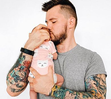 Созановський з 2-місячною дочкою повторив сцену з Короля Лева. ВІДЕО 