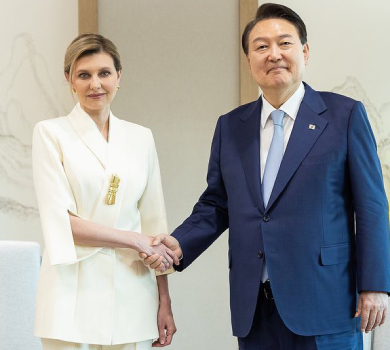 Синій, молочний та бірюзовий: Зеленська у Сеулі вигуляла луки від українських брендів