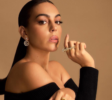 Наречена Роналду підставила сонцю соковиті форми у крихітному смарагдовому бікіні 