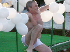 Черновецький роздягнувся і показав мокрі труси. ФОТО