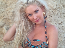 Бужинська у Єгипті бюст випинала