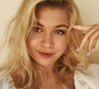 Брежнєва у Тоскані спокусливо випірнула з басейну, а її дочка показалася у бікіні