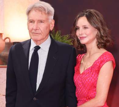 Харрісон Форд вивів на червоний хідник яскраву дружину. ФОТО