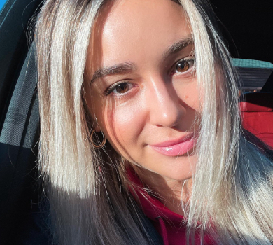 Небезпечний воркаут: Терлюга в мінішортах позаймалася на краю урвища у Гранд-Каньйоні. ВІДЕО