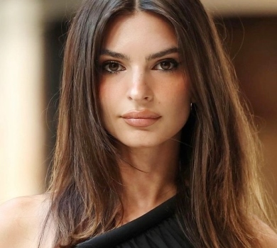 Майстерклас від зірки: Ратаковскі в бікіні показала, як сама себе стриже. ВІДЕО