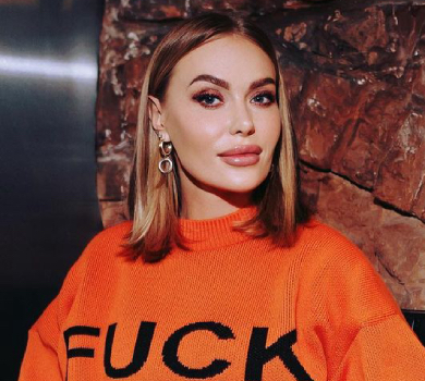 Оголена Камінська лірично поплескалася у ванні під свою пісню