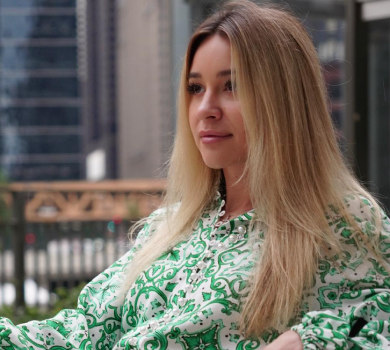 Терлюга у візерунковому міні та на підборах попозувала чоловіку у Чикаго