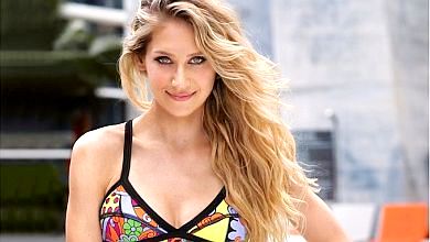 Курнікова засвітила струнку фігурку та голий живіт у журналі. ФОТО 