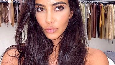 Кардашян у мікротрусиках похизувалася пласким животом і осиною талією