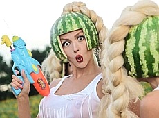 Полякова в трусах і з кавуном на голові показала літо без коханого