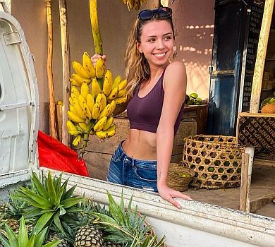 Акуна матата: Настя з Уханя розляглася в купальнику на пляжі Занзібару 