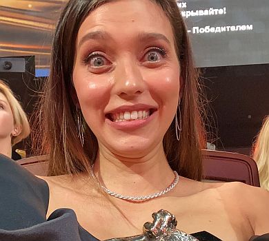 Тодоренко в оксамитовому міні пораділа російській телепремії